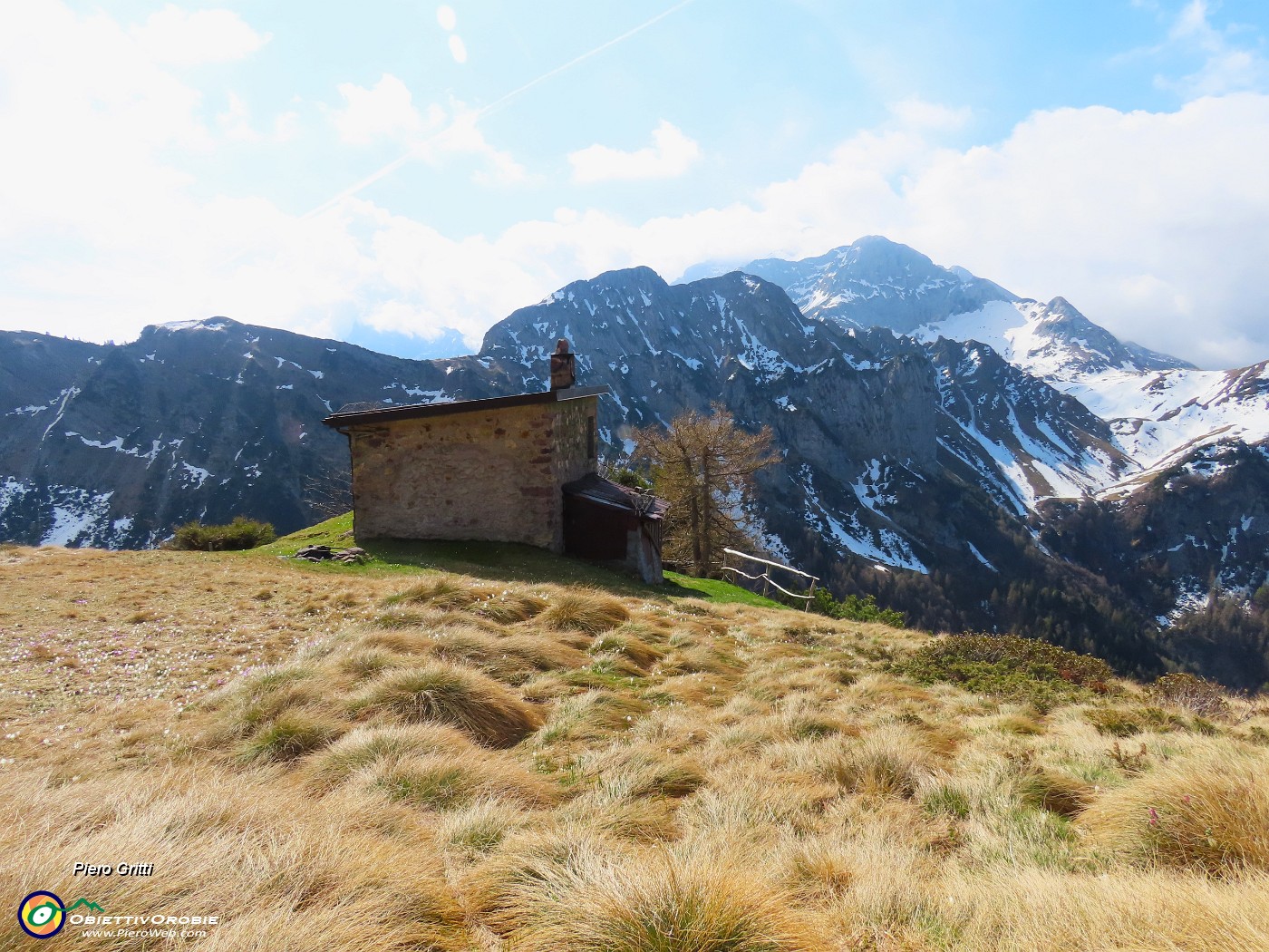 08 Al Roccolo del Tino (1870 m) con vista in Corno Branchino-Corna Piana-Arera nelle nuvole.JPG